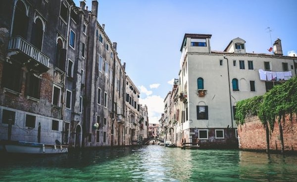Quelle est la meilleure technique pour rendre les routes plus perméables et réduire les inondations en ville ?
